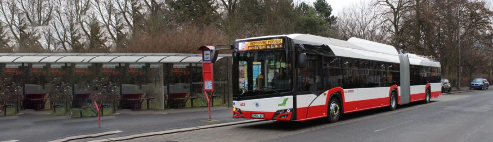 Pozadí kontaktního panelu - autobus čekající na zastávce